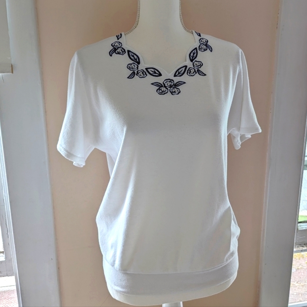 Vintage white tee scalloped edge blue floral embroidery pearl beads small/Medium